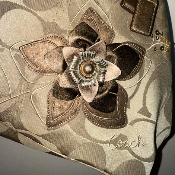 Coach Kisslock Shoulder Bag with Embossed Flowers and Lavender Interior - Picture 3 of 17